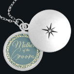 Elegant Blue and Cream Leaf Mother of the Groom Medaillon<br><div class="desc">Dieses schöne Schloss ist ein besonderes Accessoire, das für die Mutter des Bräutigams entworfen wurde. Das Logodesign ist in den Farben Blau und Creme gehalten und weist ein cremefarbenes Blatt-Muster auf, das eine Touch von Eleganz und natürlicher Schönheit verleiht. Die versteckte Botschaft ist eine besondere Touch, die diesen Raum für...</div>