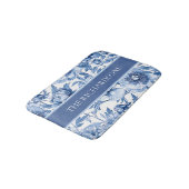 Elegant Blue and White Flowers Floral Pattern Badematte (Schrägansicht)