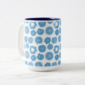 Elegant Blue Botanical Pattern Zweifarbige Tasse (Vorderseite Links)