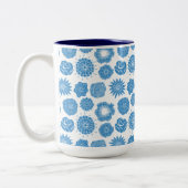 Elegant Blue Botanical Pattern Zweifarbige Tasse (Links)