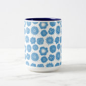 Elegant Blue Botanical Pattern Zweifarbige Tasse (Mittel)