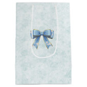 Elegant Blue Bow Engagement Party Invitation Mittlere Geschenktüte (Rückseite)