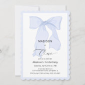 Elegant Blue Bow First Birthday Einladung (Vorderseite)