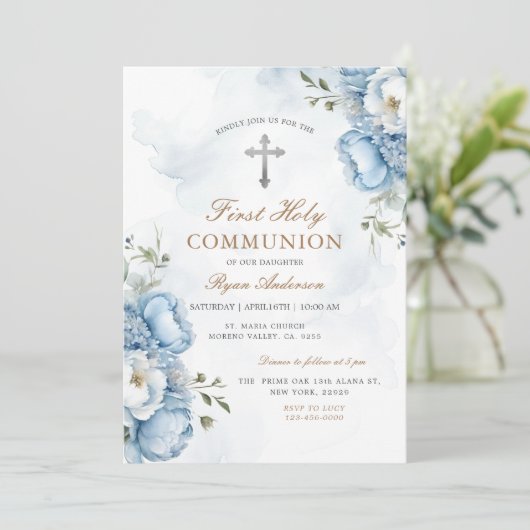 Elegant Blue Floral First Holy Communion Einladung (Stehend Vorderseite)