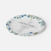 Elegant Blue Floral Religious Cross Baptism Pappteller (Schrägansicht)