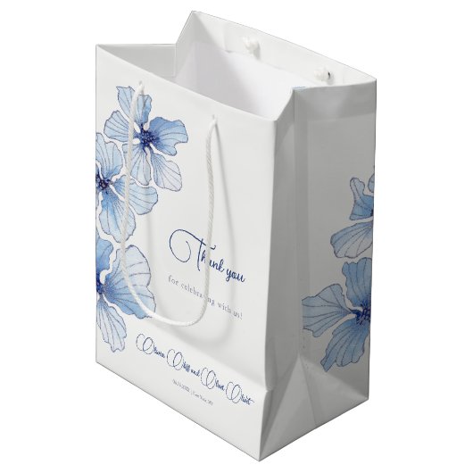 Elegant Blue Flowers Wedding Mittlere Geschenktüte (Vorderseite Schrägansicht)