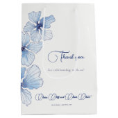 Elegant Blue Flowers Wedding Mittlere Geschenktüte (Rückseite)