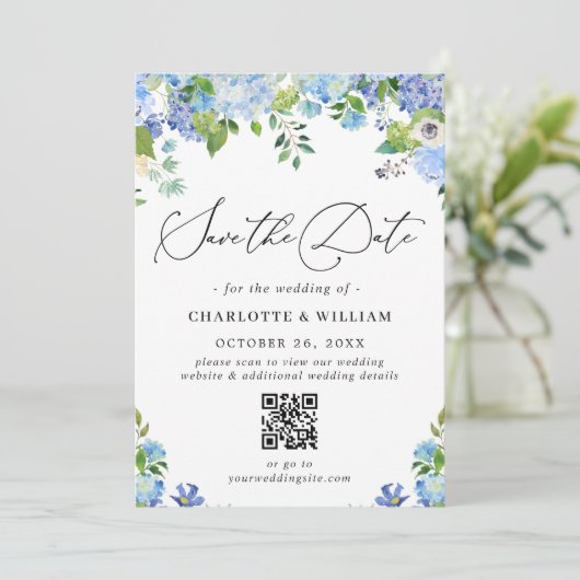 Elegant Blue Hydrangea Greenera Foto Wedding QR Save The Date (Stehend Vorderseite)