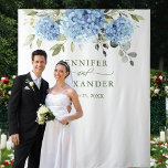 Elegant Blue Hydrangea Hochzeitsgebirge Foto Wandteppich<br><div class="desc">Für weitere Anpassungen klicken Sie bitte auf den Link "Anpassen" und verwenden Sie unser Designwerkzeug,  um diese Vorlage zu ändern. Die Hintergrundfarbe und die Textstile können geändert werden. Wenn Sie eine Anpassung oder Anpassung benötigen,  kontaktieren Sie mich bitte.</div>