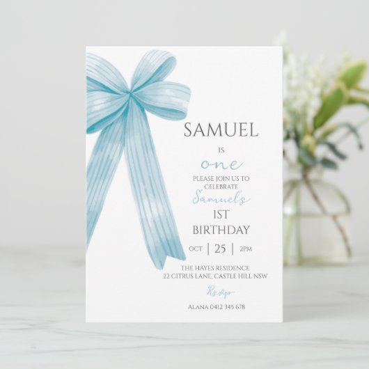 Elegant Blue Minimalistic Bow First BIrthday Boy Einladung (Stehend Vorderseite)