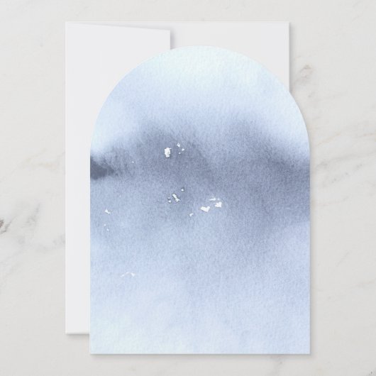 Elegant Blue Monogram Initial Wappen Floral Weddin Einladung (Rückseite)