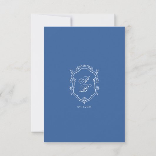 Elegant Blue Monogram Wappen Formal Script Wedding RSVP Karte (Rückseite)