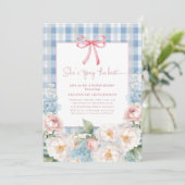 Elegant Blue Pink Floral Bow Gingham Bridal Shower Einladung (Stehend Vorderseite)