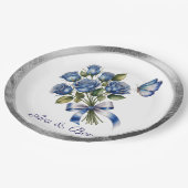 Elegant Blue Roses and Butterfly Silver Wedding Pappteller (Schrägansicht)