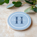 Elegant Blue Round Custom Monogram Initial Getränkeuntersetzer<br><div class="desc">Das elegante,  runde,  personalisierte Getränke-Untersetzer-Design zeichnet sich durch ein klassisches Serif-Monogramm aus,  das in einer kobaltblauen Farbe mit Ihrem Nachnamen in modernem,  weißem Kalligrafieschrift vor einem staubblauen Hintergrund beginnt. Ein einfacher weißer Kreis umrahmt das Design. Das Farbschema kann so angepasst werden,  dass es sich perfekt mit Ihrer Wohngestaltung abstimmt.</div>
