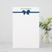 Elegant Blue Satin Bow auf Weiß Briefpapier (Stehend Vorderseite)