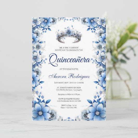 Elegant Blue & Silver Floral Tiara Quinceañera Einladung (Stehend Vorderseite)