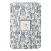 Elegant Blue Toile de Jouy Village Scene Badematte (Vorderseite Vertikal)