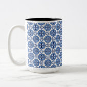 Elegant blue& white Moroccan  pattern  Zweifarbige Tasse (Links)