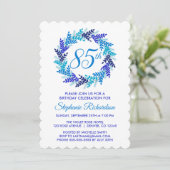 Elegant Blue Wreath 85. Geburtstagsparty Einladung (Stehend Vorderseite)