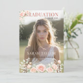 Elegant Blush Floral Graduation Photo Einladung (Stehend Vorderseite)
