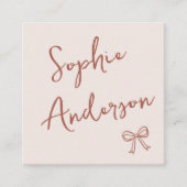 Elegant Blush Pink Script with Bow Quadratische Visitenkarte (Vorderseite)