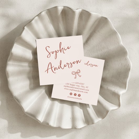 Elegant Blush Pink Script with Bow        Quadratische Visitenkarte