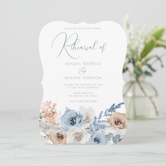 Elegant Boho Blue Floral Hochzeit Probe Dinner Einladung (Stehend Vorderseite)