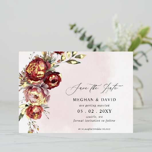 Elegant Boho Burgundy Blush Floral Wedding Folieneinladung (Stehend vorne)