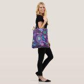 Elegant Boho Lila Blumenmuster Tasche (Am Model)