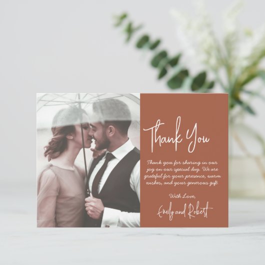Elegant Boho Terracotta Script Foto Wedding Dankeskarte (Stehend Vorderseite)