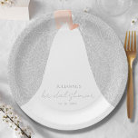 Elegant Bride Brautparty Pappteller<br><div class="desc">Eine Braut in ihrem Hochzeitskleid über einer weißen Rose auf einem blassgrauen (oder farbigen) Hintergrund ergänzt das Brautparty wunderbar. PASSENDE Artikel in unserem Geschäft.</div>