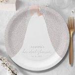 Elegant Bride Brautparty Pappteller<br><div class="desc">Eine Braut in ihrem Hochzeitskleid über einer weißen Rose auf einem weichen lila grauen (oder farbigen) Hintergrund,  ist eine schöne Ergänzung zu Ihrem Brautparty. PASSENDE Artikel in unserem Geschäft.</div>