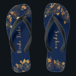 Elegant Bride Stamm Gold Foliage Navy Blue Badesandalen<br><div class="desc">Diese eleganten Braut Stamm goldblättrigen Muster marineblaue Flip Flops haben einen dunkelblauen Hintergrund, der mit einem faszinierenden goldenen Blumenmuster und individualisierbaren modernen Typografie geschmückt ist. Die Kombination der reichen Marine mit dem schimmernden Gold schaffen eine elegante und luxuriöse Ästhetik. Es ist ein wunderschönes Geschenk für deinen Brautstamm. Anzeigen der Auflistung...</div>