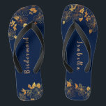 Elegant Bridesmaid Gold Floral Navy Blue Badesandalen<br><div class="desc">Diese eleganten goldblühenden Marinebilder aus Braut haben einen dunkelblauen Hintergrund, der mit einem faszinierenden goldenen Blumenmuster und einer individuell anpassbaren modernen Typografie geschmückt ist. Die Kombination der reichen Marine mit dem schimmernden Gold schaffen eine elegante und luxuriöse Ästhetik. Es ist ein schönes Geschenk für Ihr Brautparty. Anzeigen der Auflistung auf...</div>