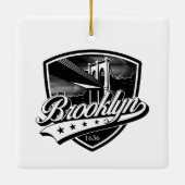 Elegant Brooklyn Shield und Swoosh Design Keramikornament (Rückseite)