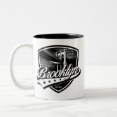 Elegant Brooklyn Swoosh Logo Design Zweifarbige Tasse (Links)