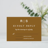 Elegant Brown Monogram Wedding RSVP Card Karte (Stehend Vorderseite)