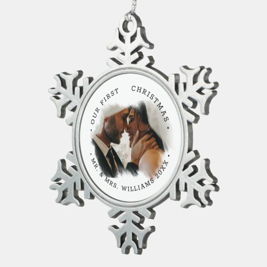 Elegant Brushstroke Overlay Photo | Mr. & Mrs.  Schneeflocken Zinn-Ornament (Rechts)