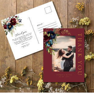 Elegant Burgund Blumen Hochzeit & Grün Postkarte