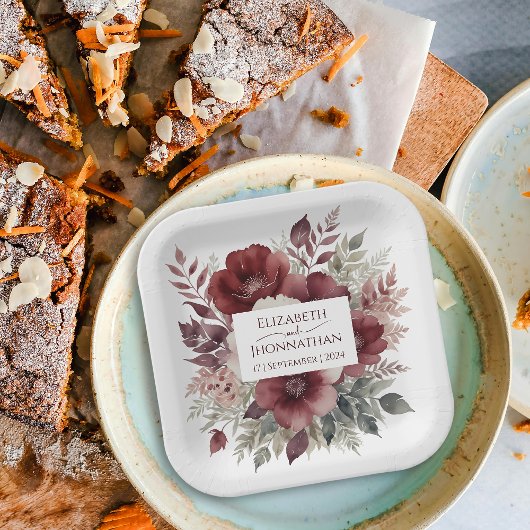 Elegant Burgund Floral Wasserfarbe Hochzeitsnamen Pappteller