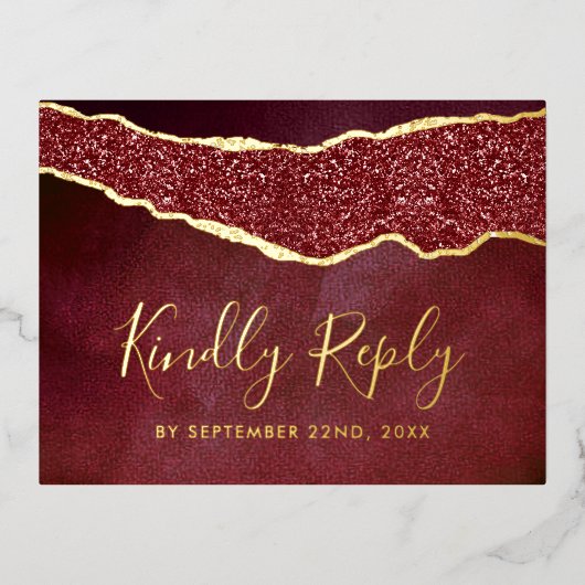 Elegant Burgundy Agate Wedding RSVP Real Folie Einladungspostkarte (Vorderseite)