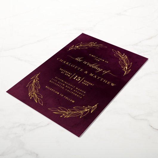 Elegant Burgundy and Gold Botanical Wedding Folieneinladung (Gedreht)