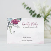 Elegant Burgundy Blue White Roses Wedding RSVP Karte (Stehend Vorderseite)