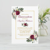 Elegant Burgundy Floral Greenery Gold Quinceanera Einladung (Stehend Vorderseite)