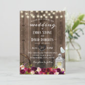 Elegant Burgundy Floral Lantern Barn Wedding Einladung (Stehend Vorderseite)