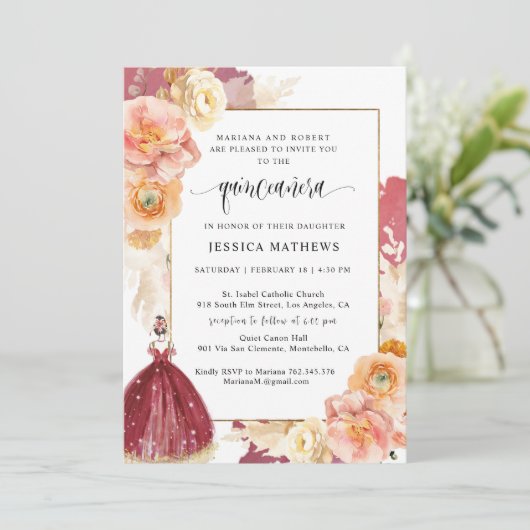 Elegant Burgundy Floral Prinzessin Quinceañera Einladung (Stehend Vorderseite)