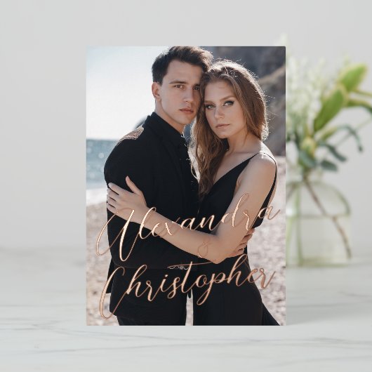 Elegant Burgundy Foto Calligraphy Save the Date Folieneinladung (Stehend vorne)