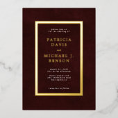 Elegant burgundy gold foil typography wedding folieneinladung (Vorderseite)
