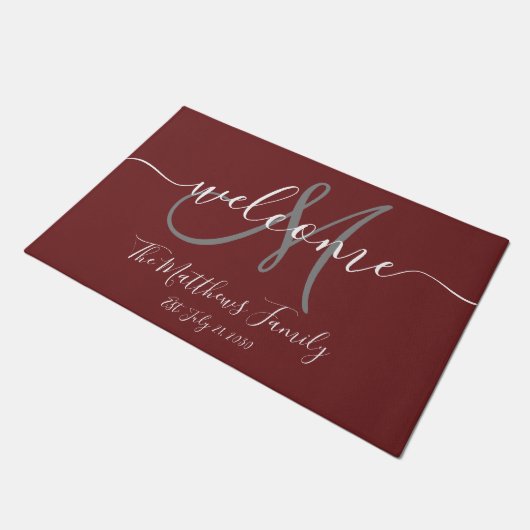 Elegant Burgundy Gray Monogram Script Name Wedding Fußmatte (Schrägansicht)